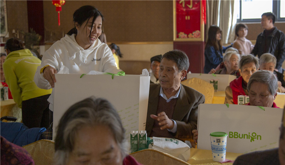 弘扬公益精神，用爱心影响生命